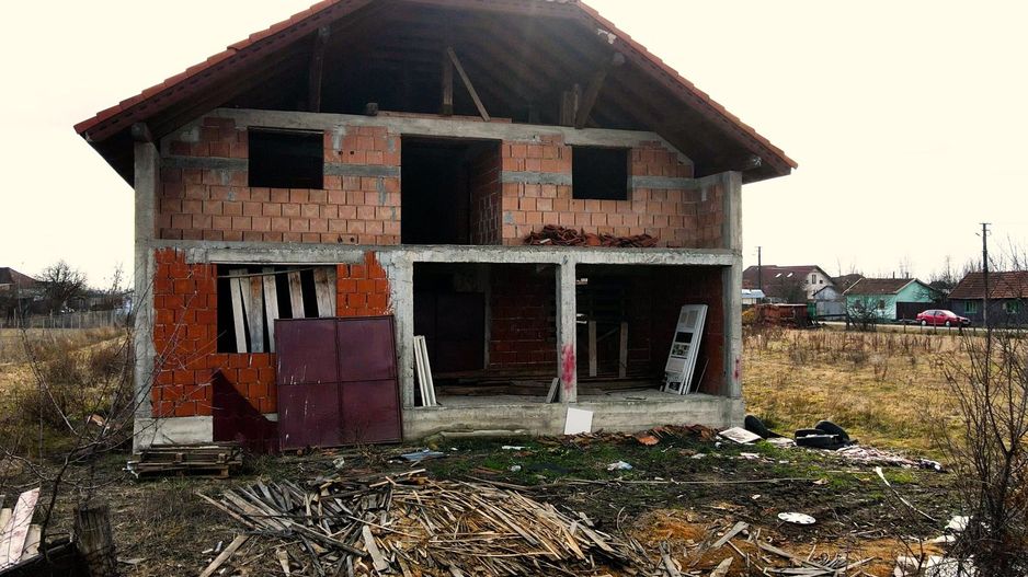 Casă la roșu cu teren Beliu - Poză 3