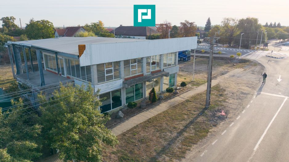 Spatiu comercial cu etaj și teren de 4000mp - Poză 12