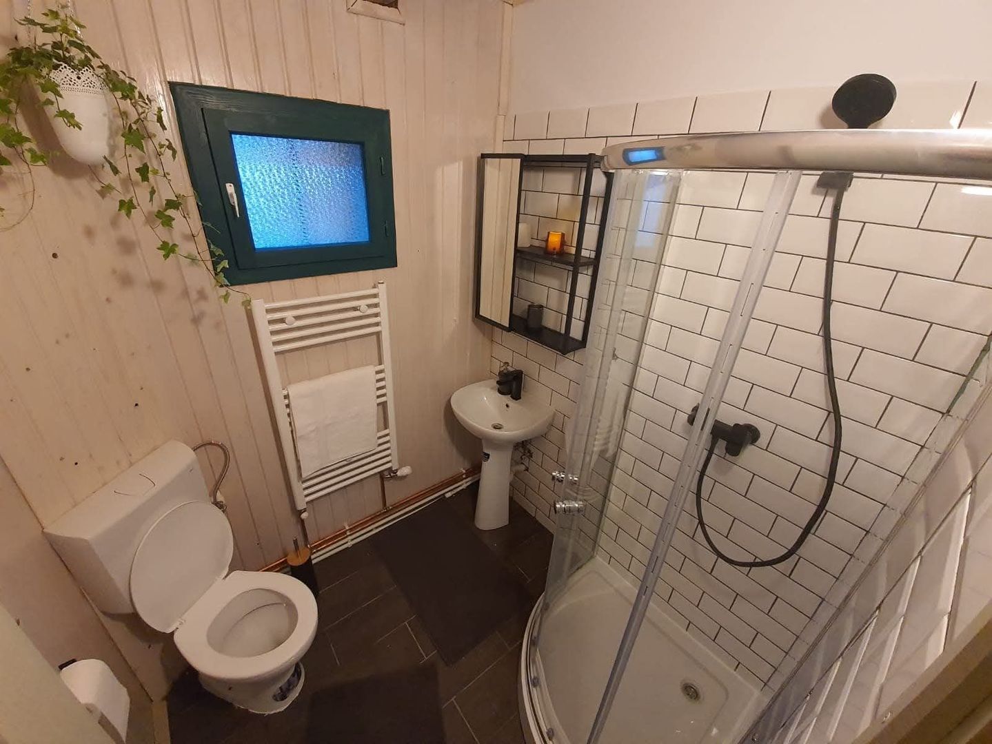 Cabană de vânzare-complet utilată, ideală pentru regim hotelier. - Poză 16