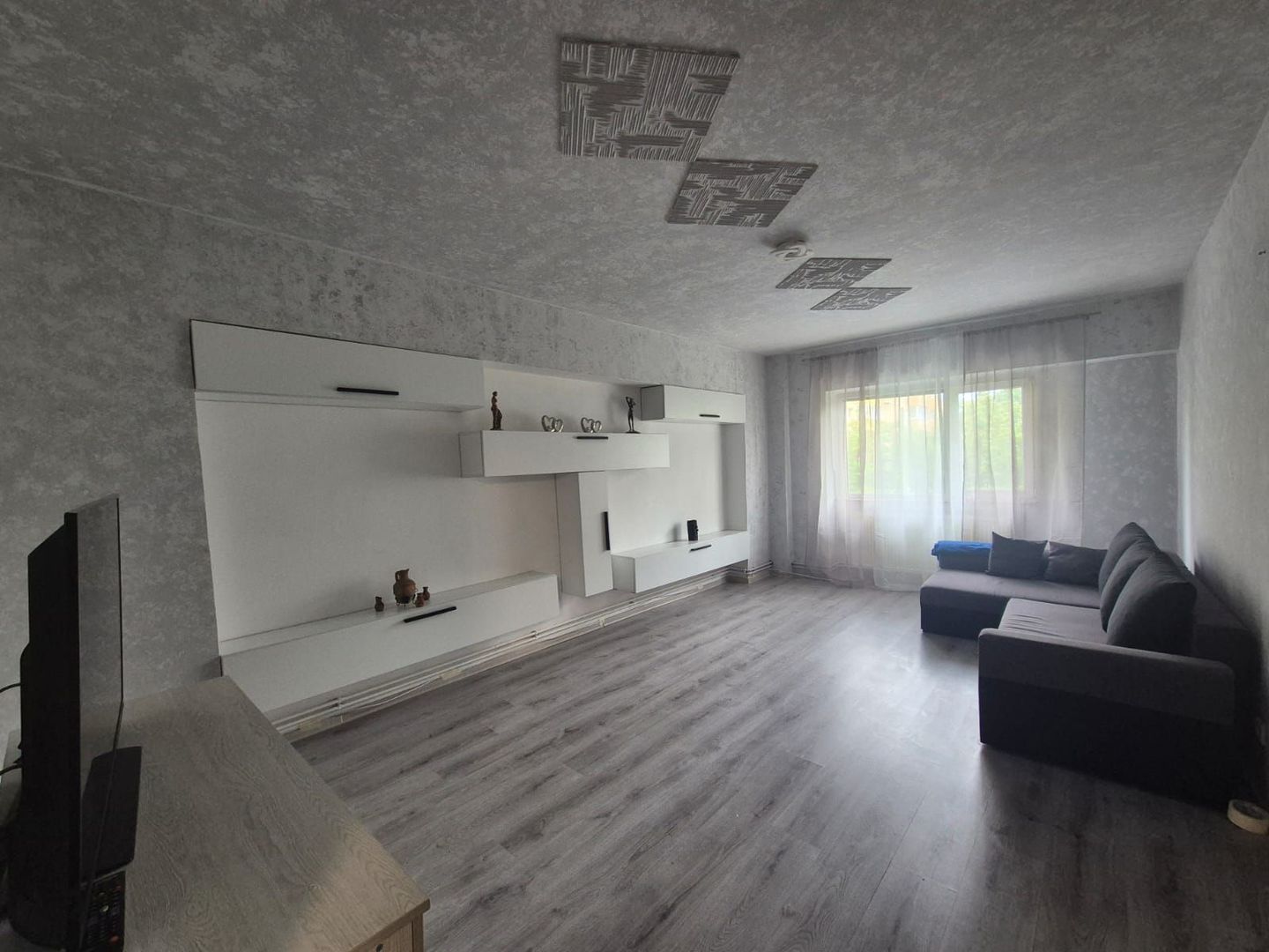 Intrare  Răcădău, apartament mobilat, liber la vânzare, însorit - Poză 5