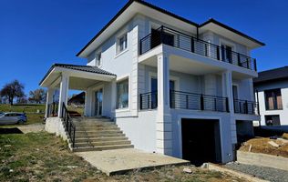 Vila Moderna cu 4 camere si 600 mp de curte, in Tocile
