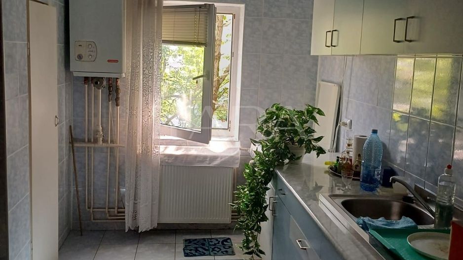Apartament cu 3 camere, 2 băi, balcon și centrală proprie, zona Clăbuc - Poză 1