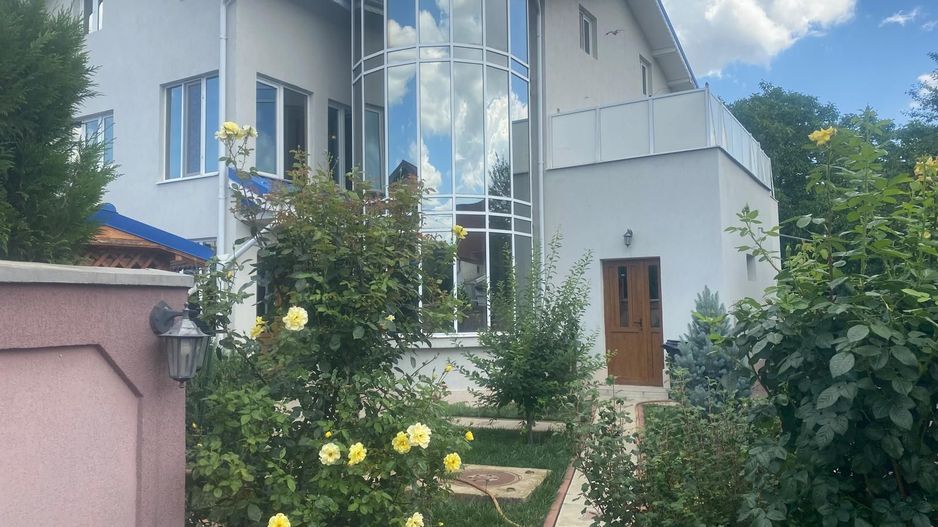 Oportunitate:clinica, birouri etc! Vanzare casa cu 4 camere-Targoviste - Poză 1