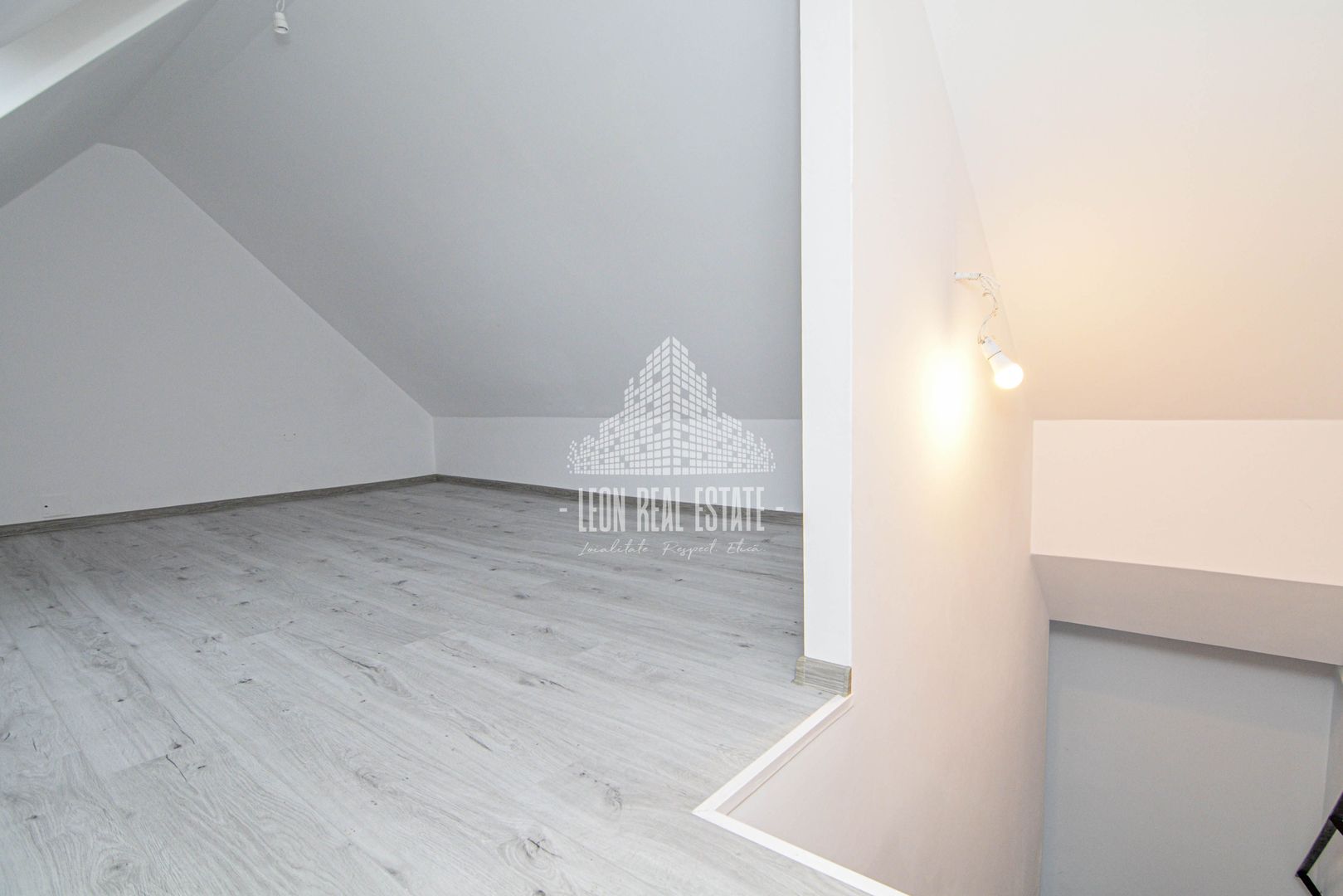 Casă înșiruită în prima parte a Florestiului, zona Stadion - Someșului - Poză 23