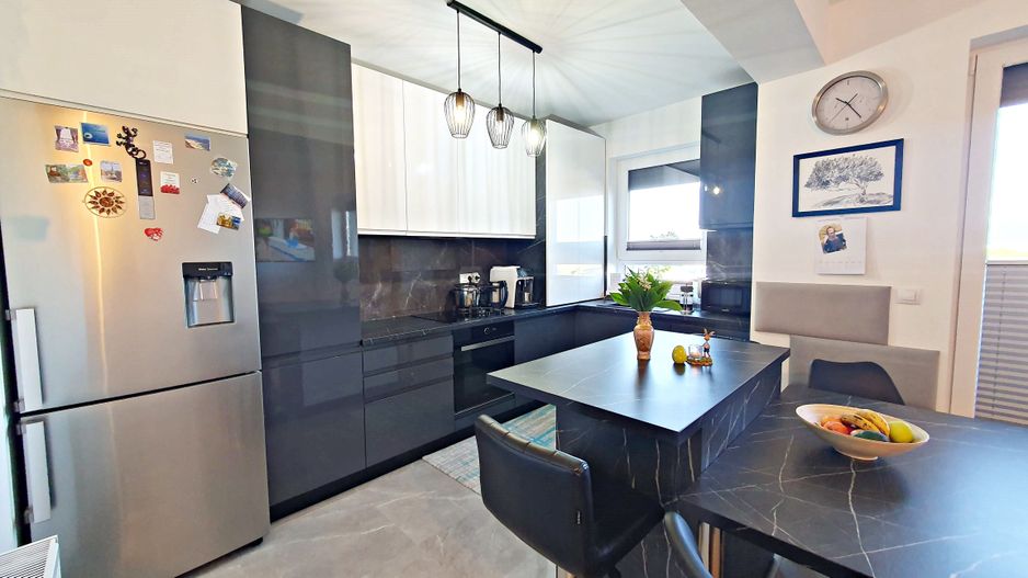 Bloc nou, Tractorul apartament mobilat la parter cu balcon si parcare - Poză 2