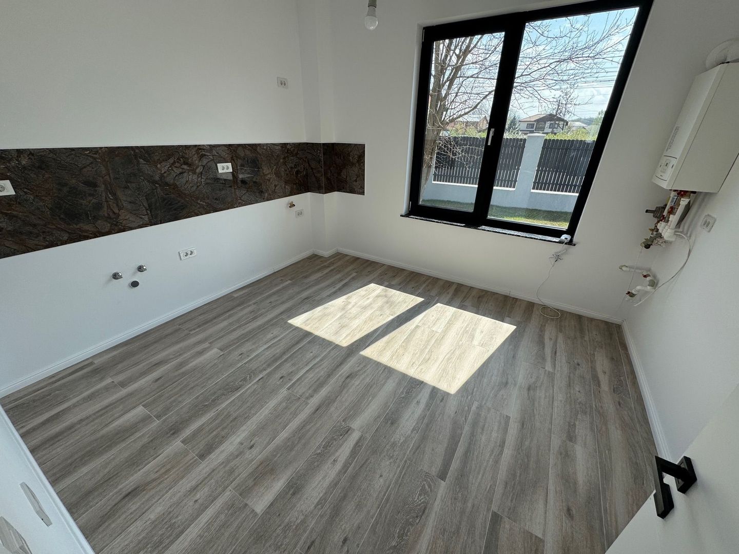 VilE stil Neoromaneasc Tunari, TOATE UTILITATILE, curte GENEROASA - Poză 7