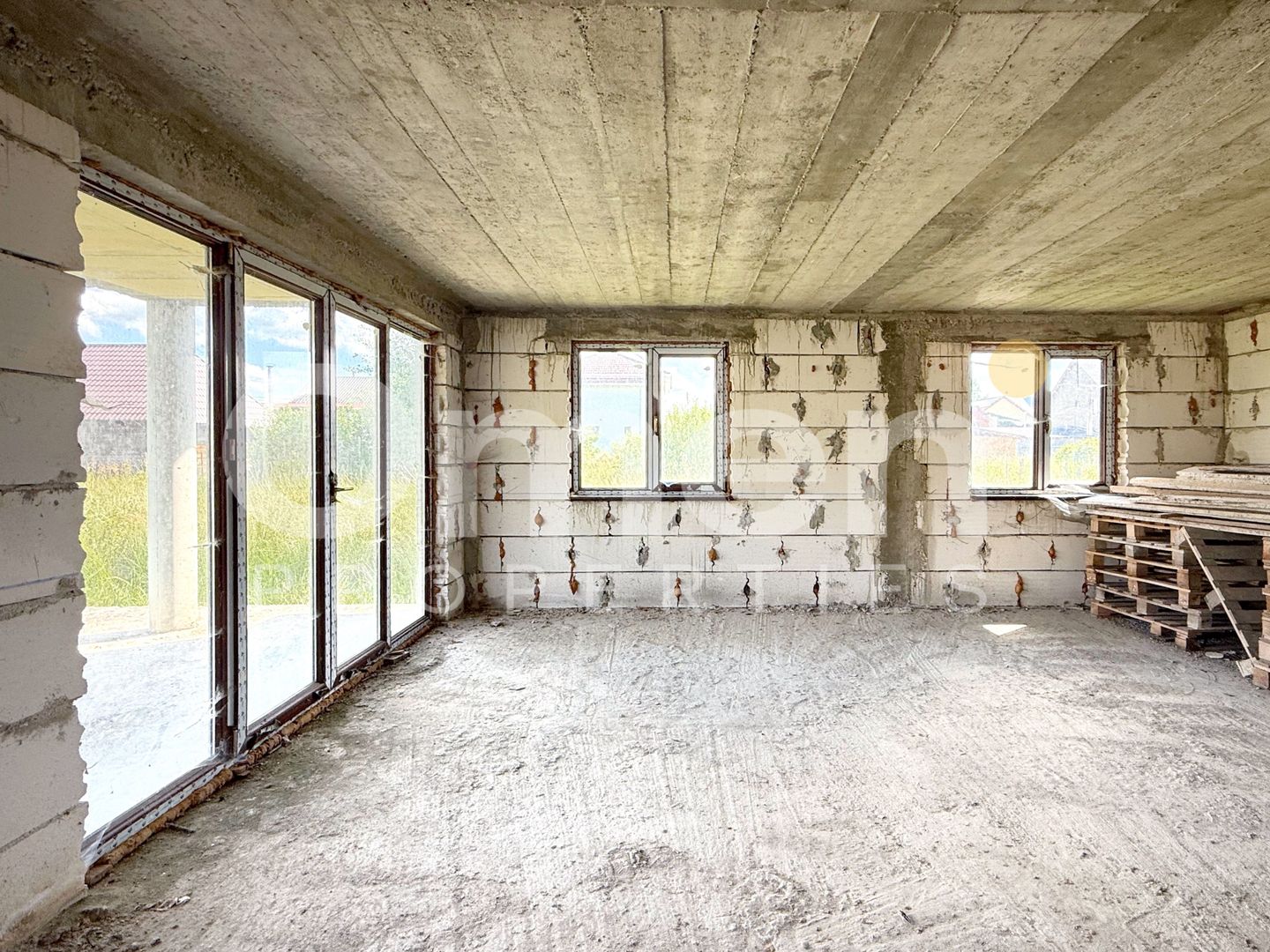 Casă cu potențial imens P+M, teren 7,91 ari, zonă liniștită, Ocna Șugatag. - Poză 2