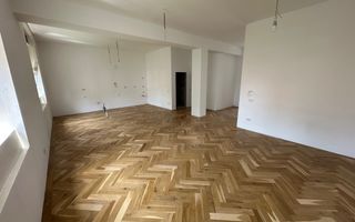 Apartament renovat în clădire istorică - are garaj - Poză 1