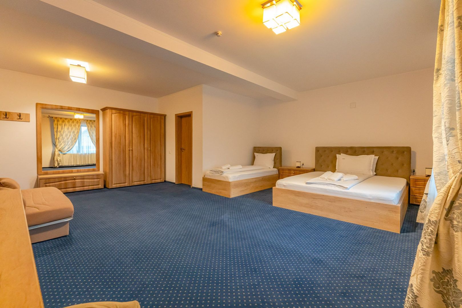 Pensiune Râșnov, 13 camere plus locuință proprietar, zonă Cetate - Poză 8