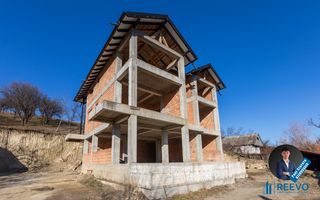 Pensiune/Vilă la roșu P+E+M în Sărata - Poză 1