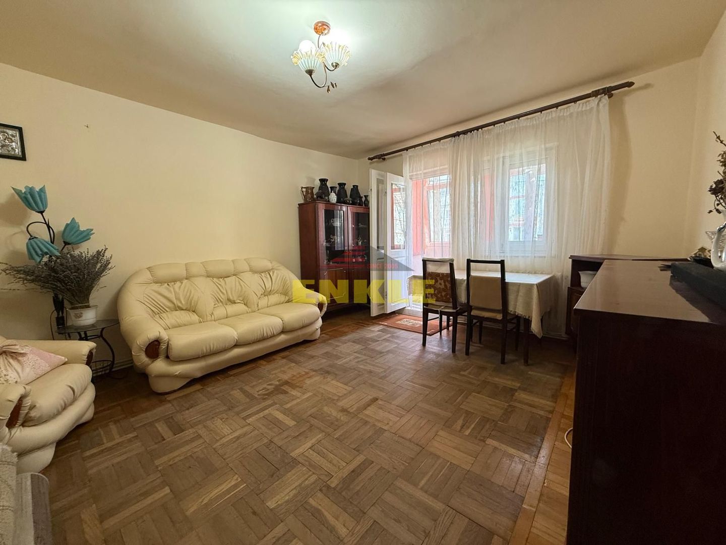 De vânzare apartament 4 camere decomandat, etaj 1 – zona Capat la 1 - Poză 1