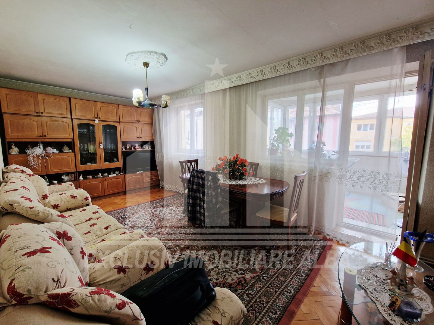 Apartament cu 3 camere decomandate in Cetate - Poză 1