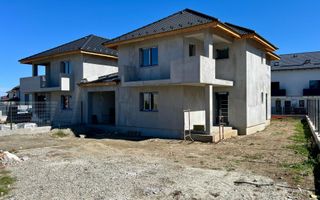 Casă individuală cu garaj , curte generoasă - Poză 1