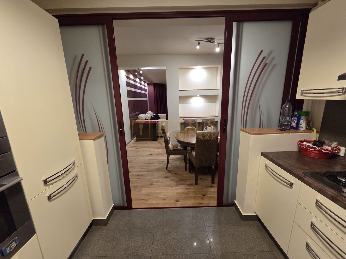 3 camere-107 mp, situat intr-o vila, loc de parcare, centrala gaz - Poză 25