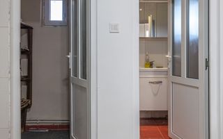 Casă spațioasă cu potențial de renovare și personalizare, în Viișoara - Poză 8