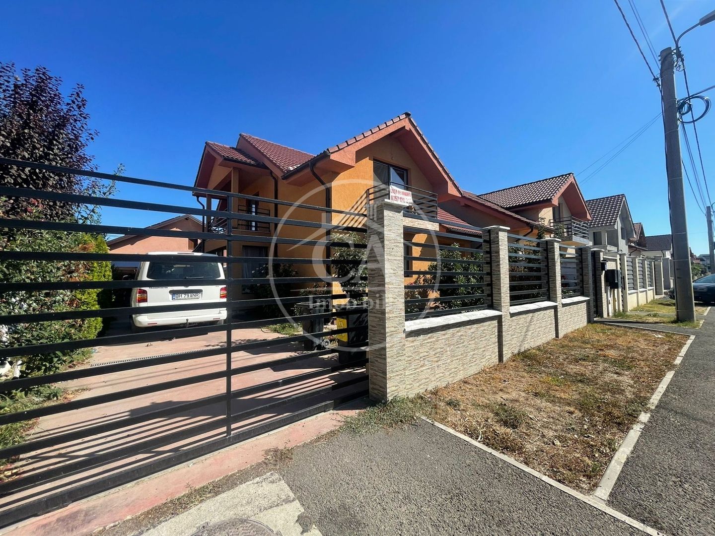 Casă de vânzare cu 4 camere în Cartierul Tineretului, Oradea - Poză 2