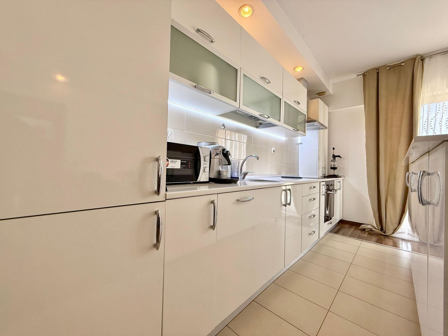 COSMOPOLIS - Apartament cu 3 camere, mobilat si utilat. - Poză 4