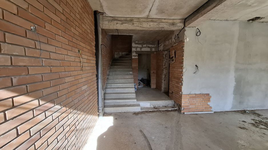 ila cu 6 camere + casă locuibilă pe teren intravilan de 1700 mp, cu vi - Poză 8