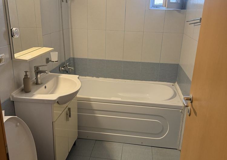 Apartament giroc central loc de parcare - Poză 5