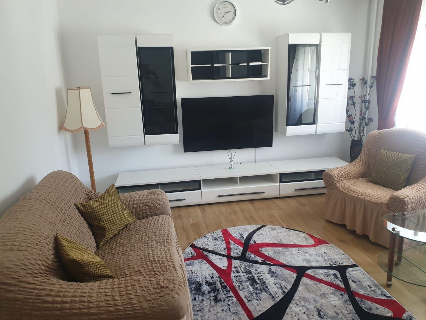 Vânzare Apartament 4 Camere /2 Minute de Mall Vitan Complet Renovat și Mobilat - Poză 3