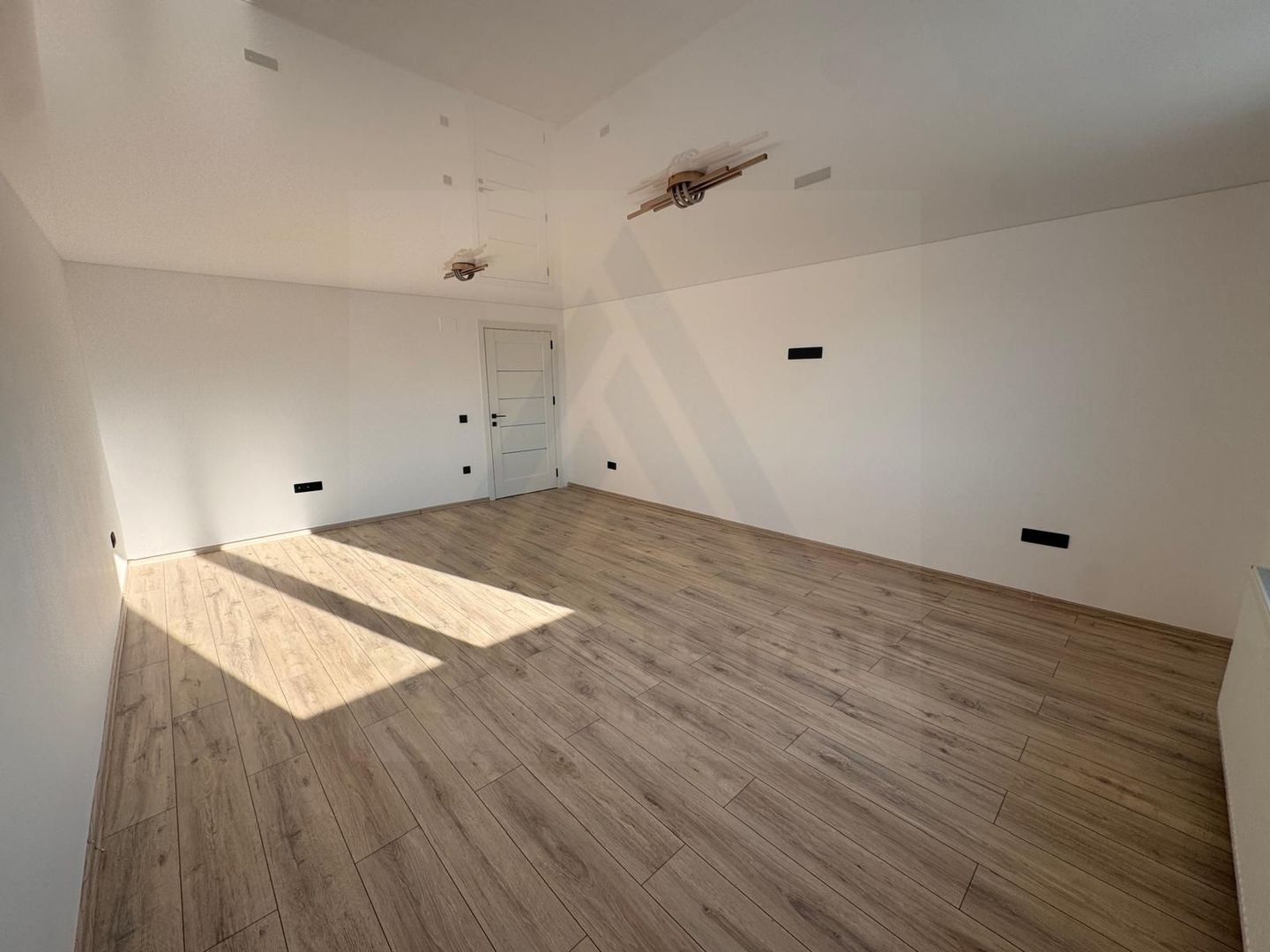 Casa moderna constructie noua 195 mp utili si 100 mp curte Sura Mare - Poză 6