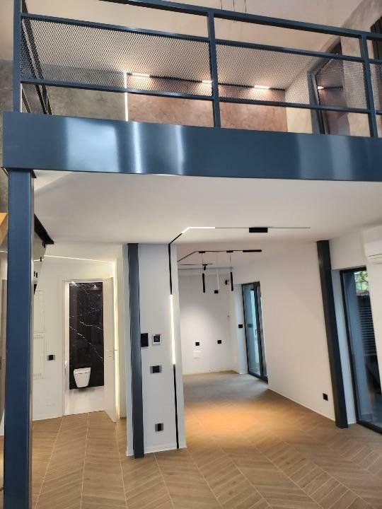 Apartament tip Loft cu finisaje industriale si gradina - Poză 9