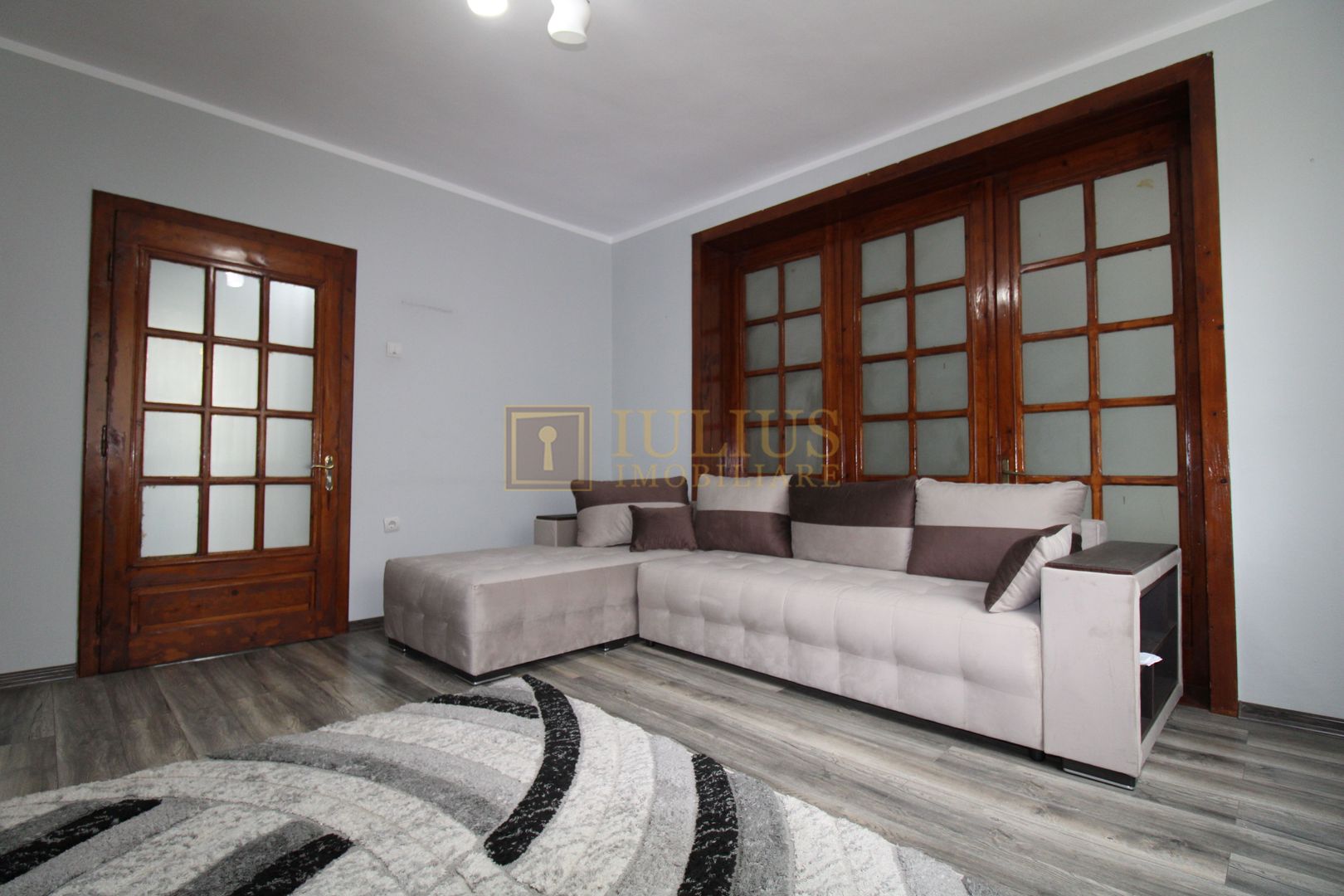 3 camere, curte comuna, centrala proprie. - Poză 2