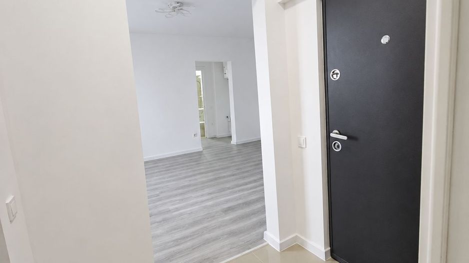 Apartament renovat complet, luminos, cu balcon închis și A/C,Pajura - Poză 3