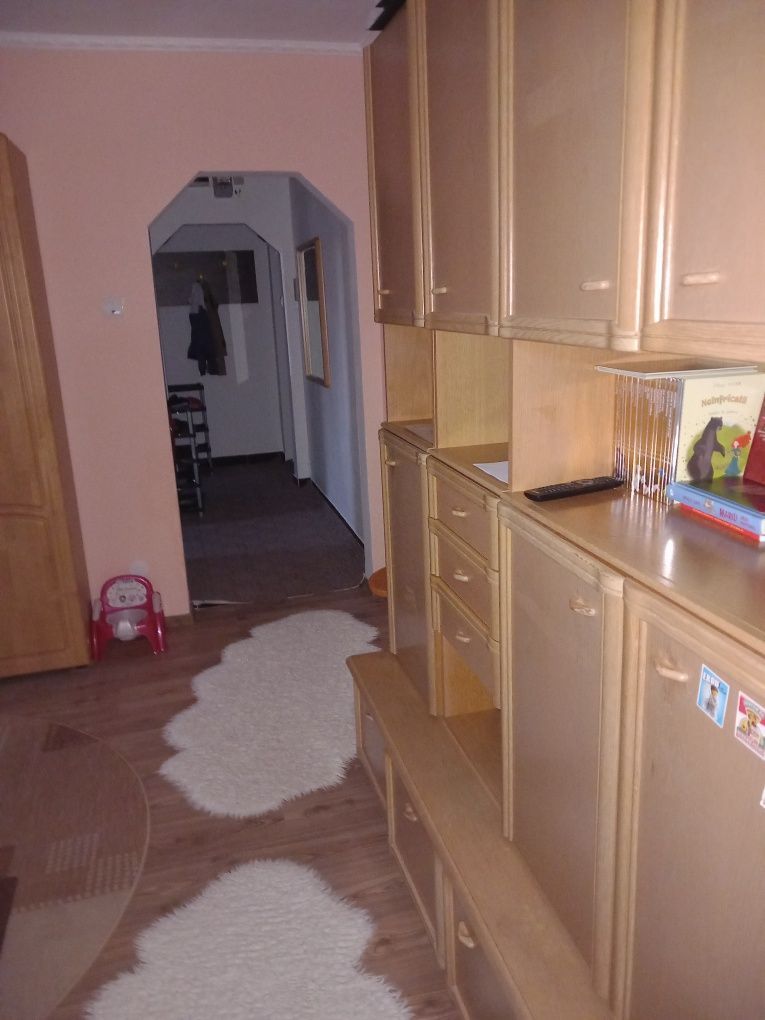 De închiriat apartament 3 camere - Poză 1