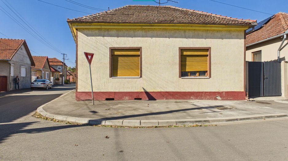 Casă din cărămidă cu teren 639 mp, Lipova - Poză 1