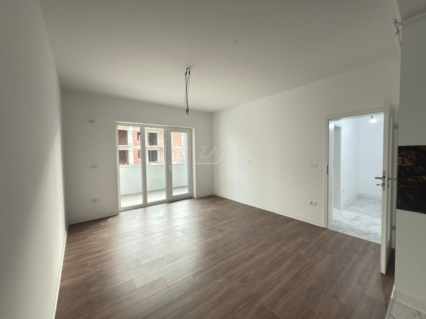 Bloc finalizat. Balcon mare. Loc de parcare. - Poză 3