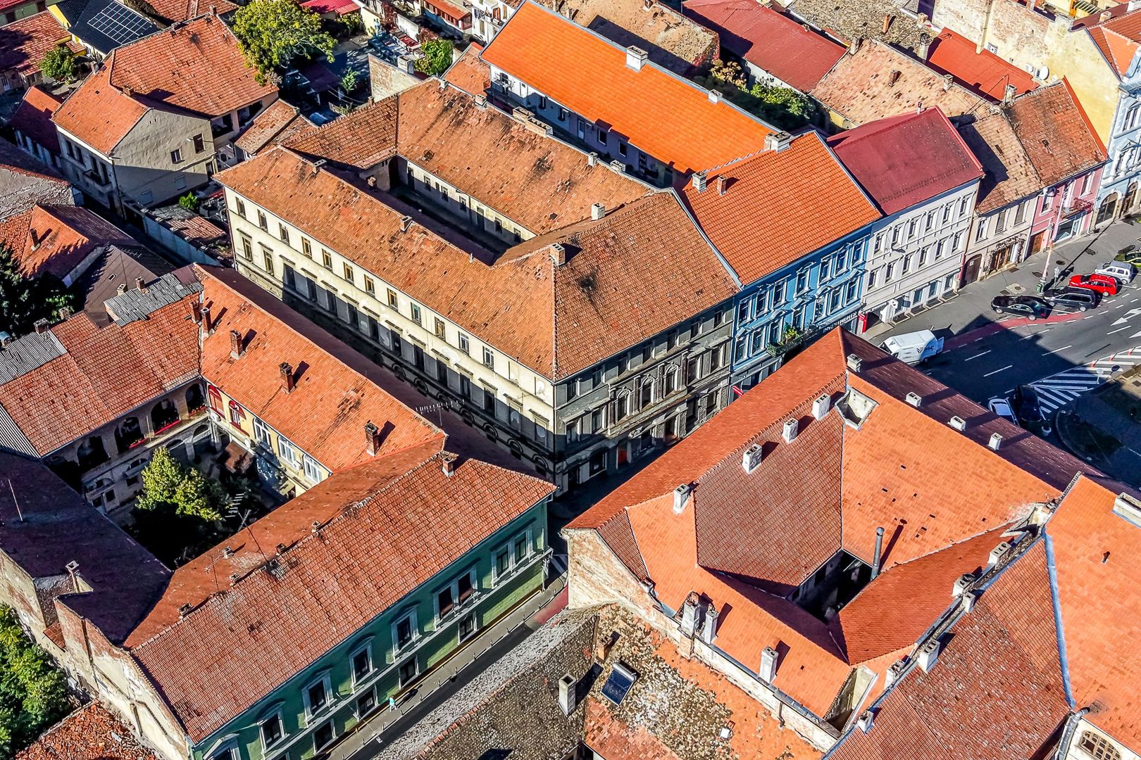 Imobil istoric de mari dimensiuni, în Piața Avram Iancu - Poză 2