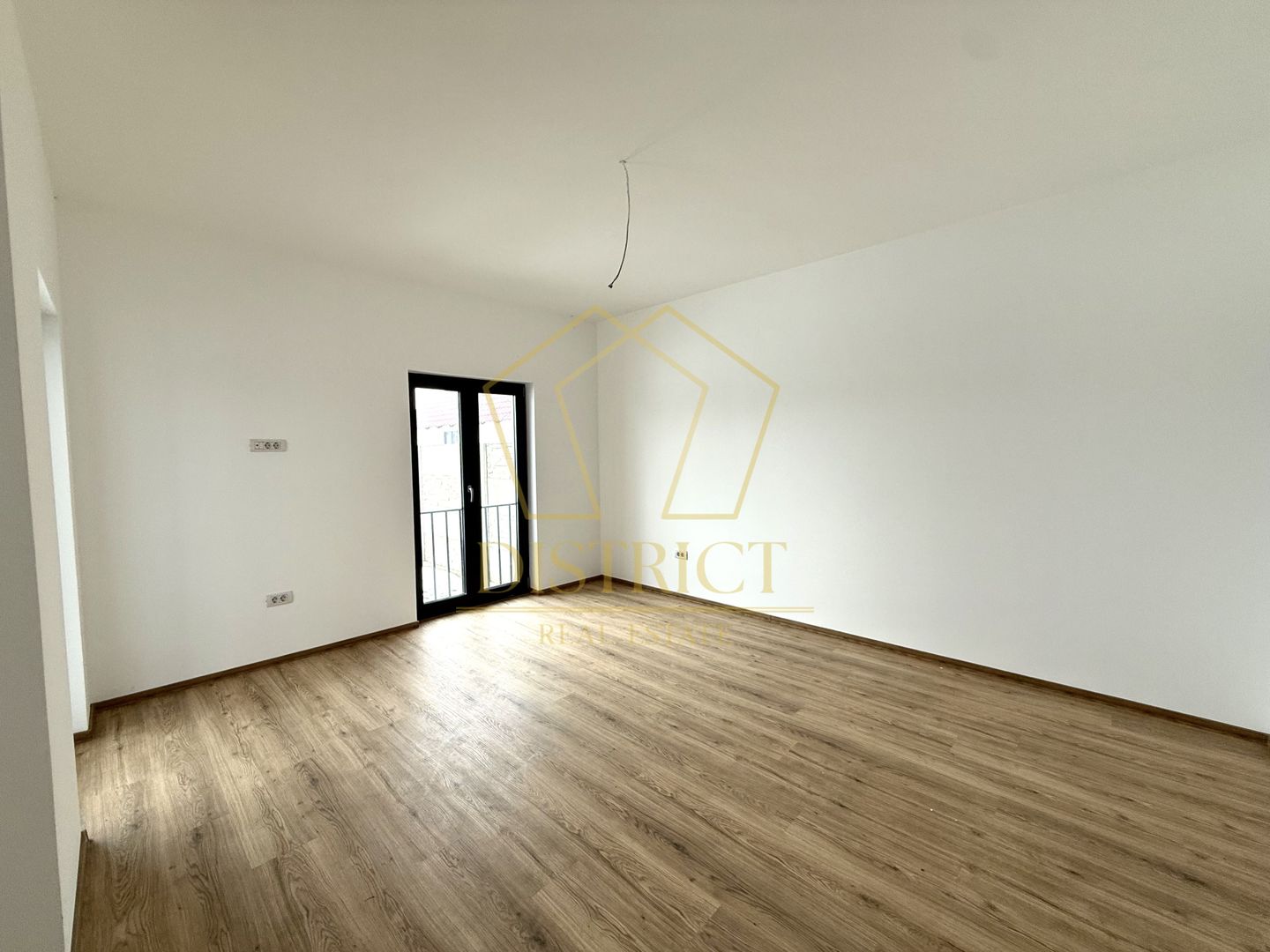 COM 0% Duplex deosebit cu 4 camere si 2 bai | Beregsau Mare - Poză 1