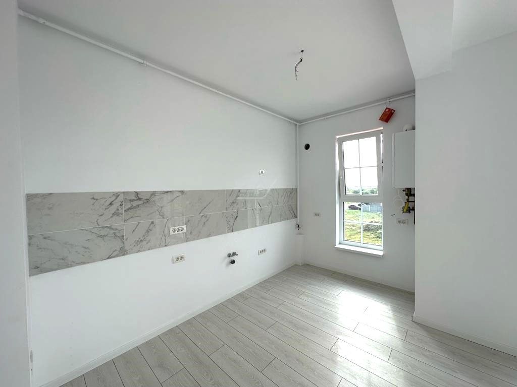 Etaj 1. Bloc la asfalt. Balcon mare. Loc de parcare. - Poză 4