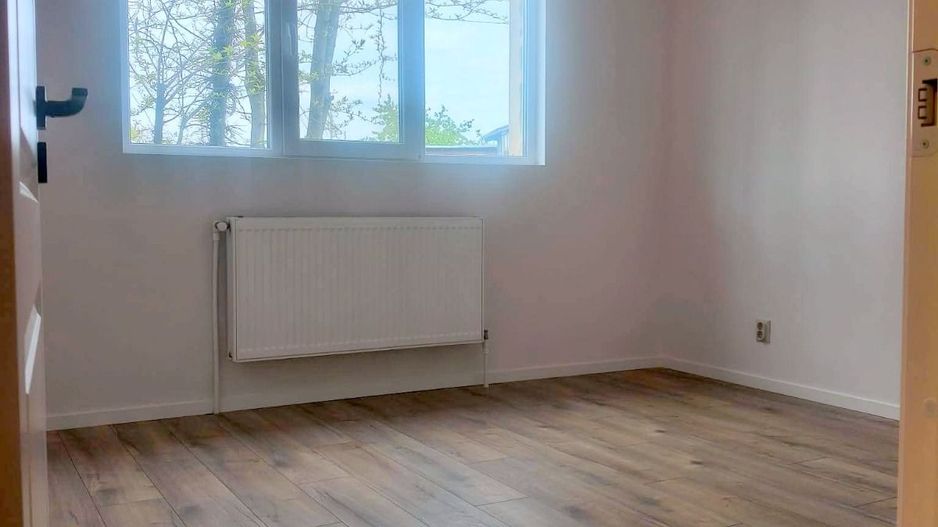 De vanzare apartament cu 2 camere, port, parter, 75.000 euro - Poză 3