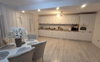 Vilă spațioasă de vânzare în sat Carlig, ideală pentru două familii - Poză 6