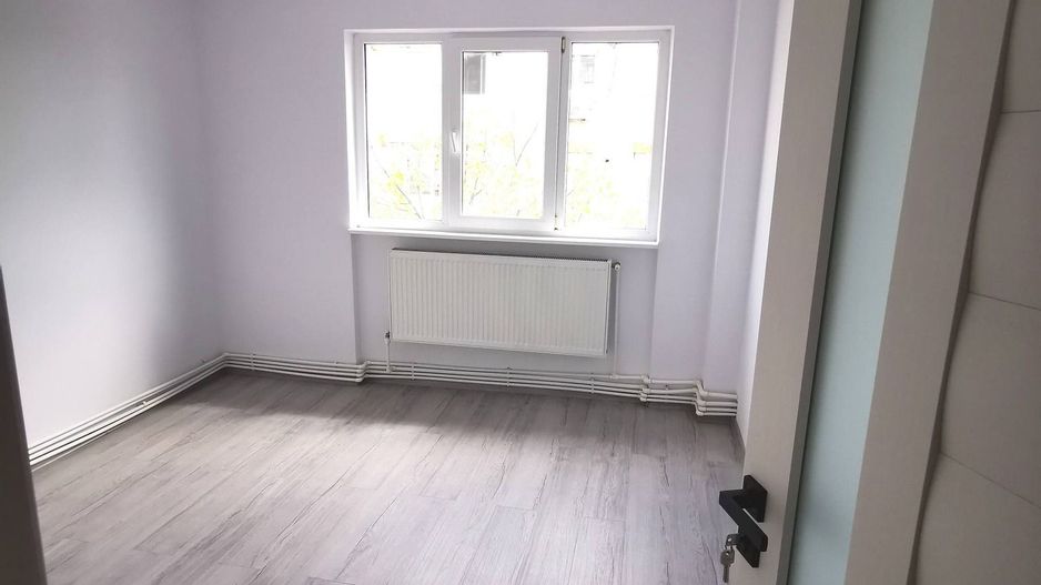 De vanzare apartament cu 2 camere, central. et. 3, 79.900 euro - Poză 5