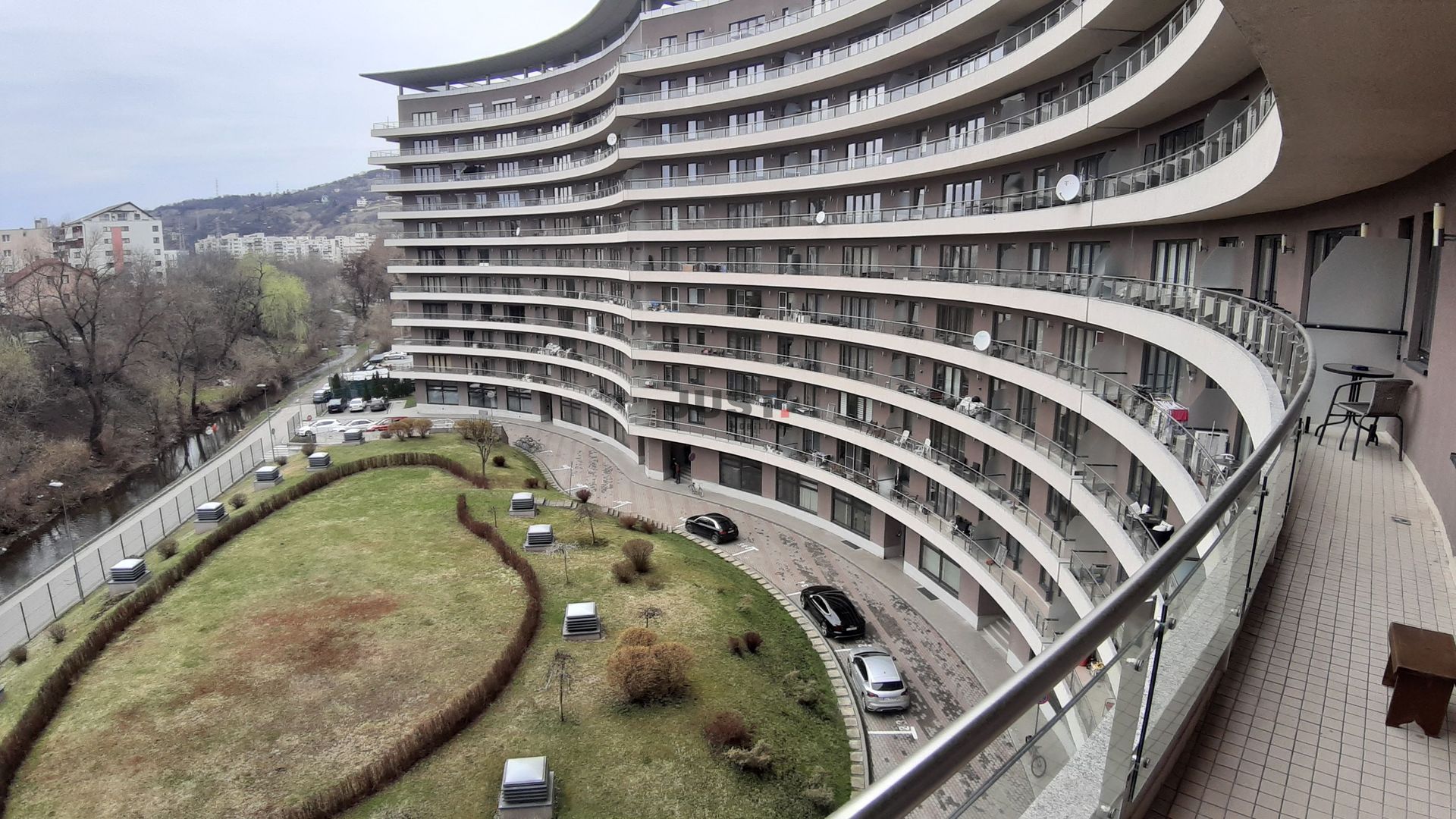 Apartament cu 3 camere în zona Est - Poză 1