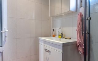 Casă spațioasă cu potențial de renovare și personalizare, în Viișoara - Poză 10