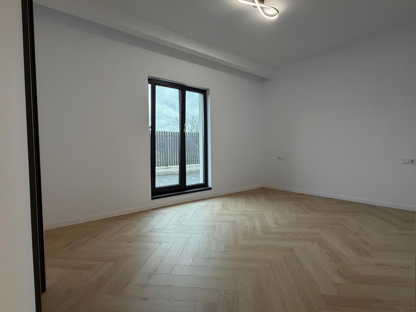 Apartament la Vila, 4 camere si gradina privata - Poză 13