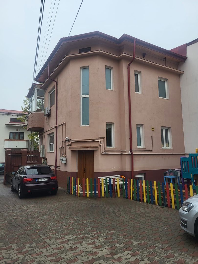 Casa care functioneza ca si gradinita in moment, zona centrala, Matei Voievod - Poză 2