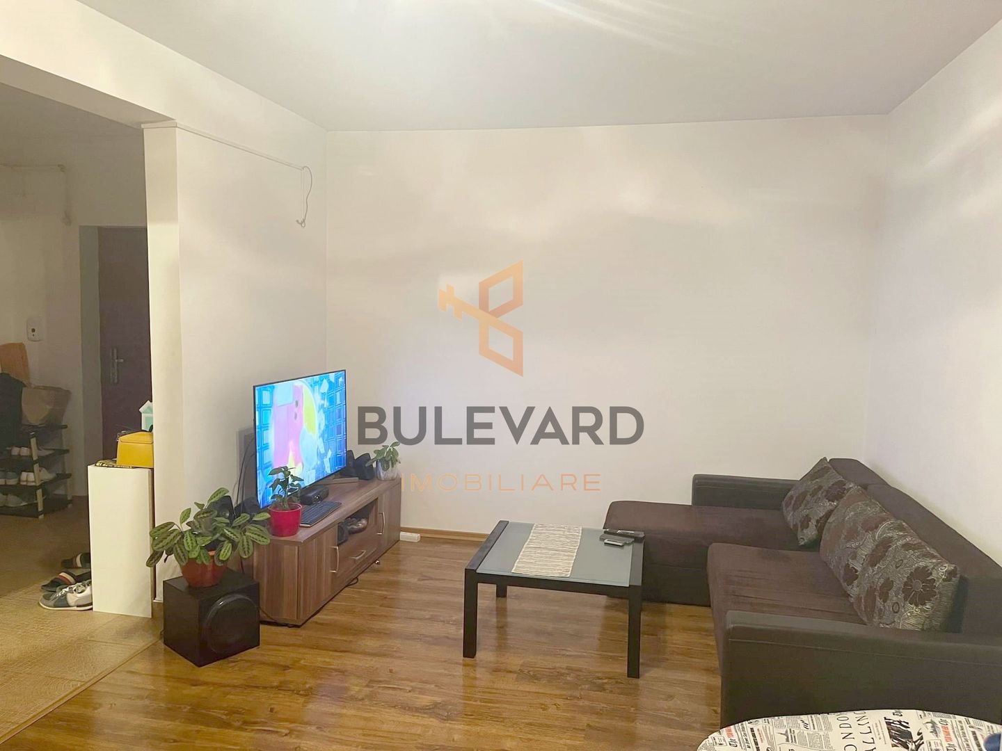 Apartament cu 2 camere decomandate + parcare, zona strazii Florilor! - Poză 1