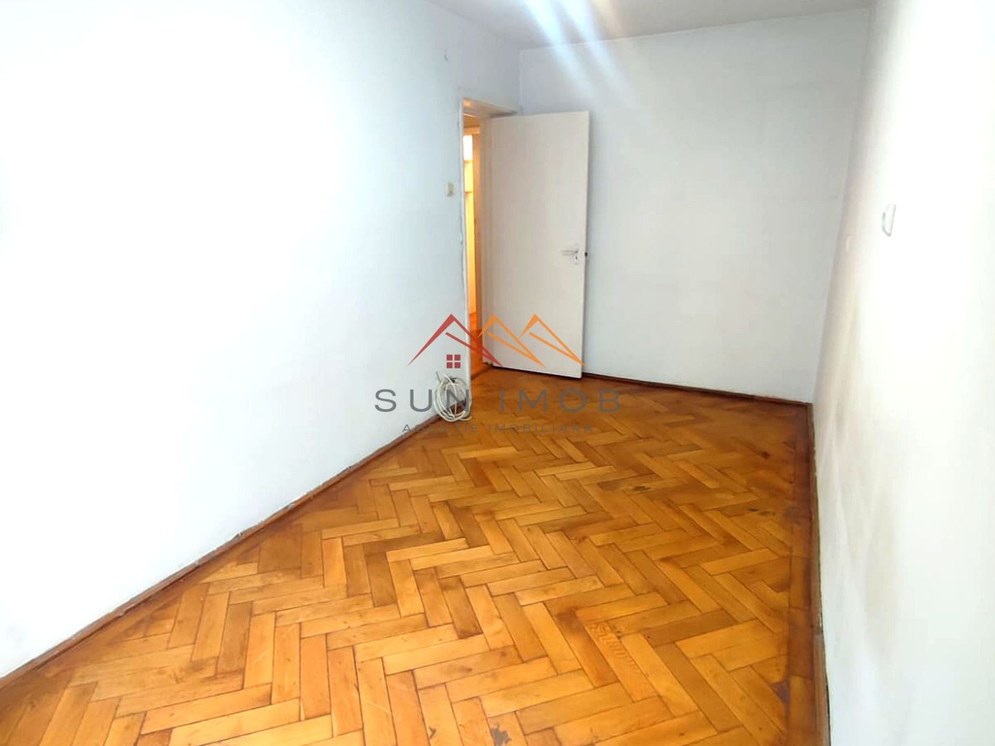 Apartament 3 camere - parter, Piața centrală - Câmpina - 69500 EURO - Poză 2