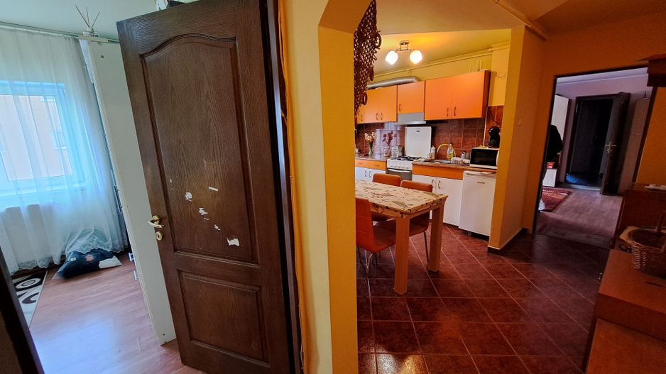 Apartament 3 camere zona centrala 66 m² - Poză 3