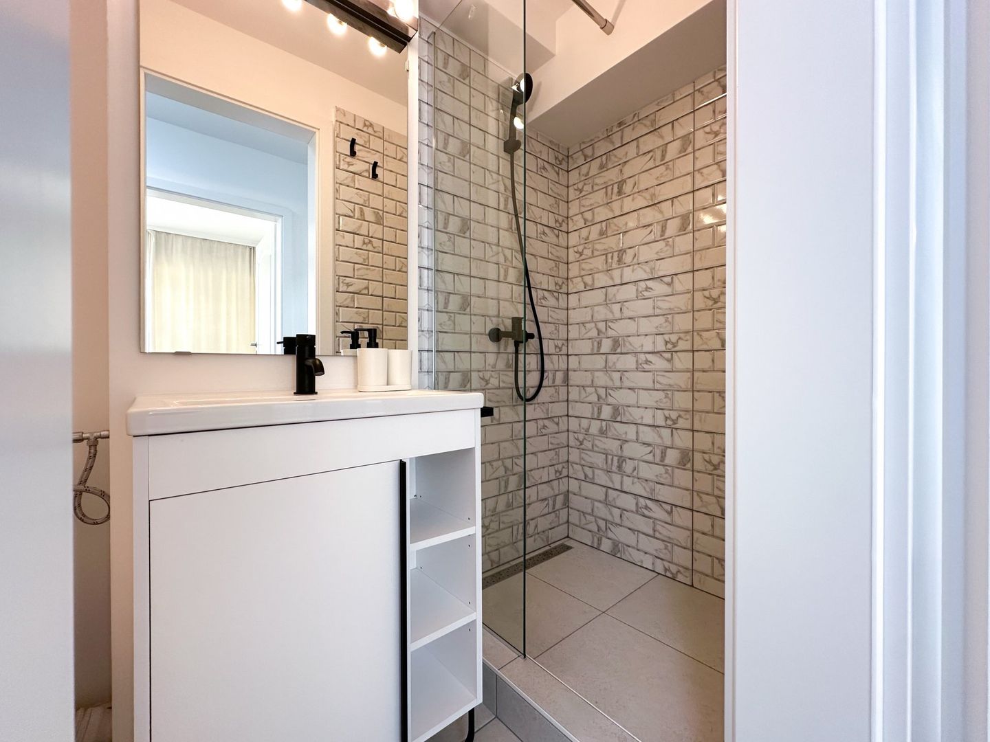 4 camere, 3 dormitoare, 2 băi, boiler, complet renovat - Poză 7