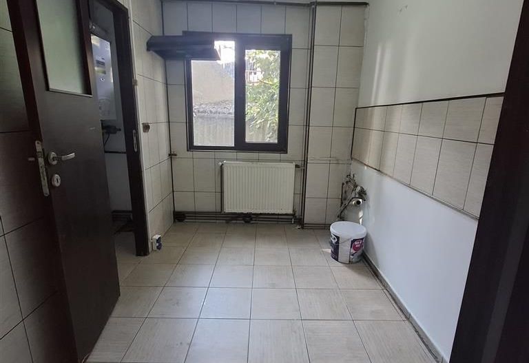 3 camere zona G. Lazar centrala. parter - Poză 4