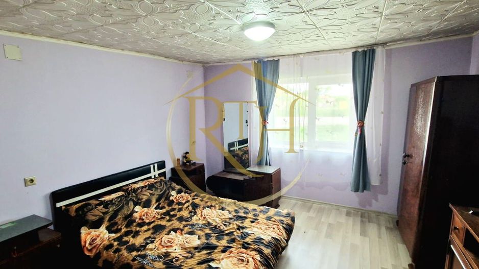 Vand casa recent renovata cu 900 mp curte si gradina in Carpinis - Poză 3