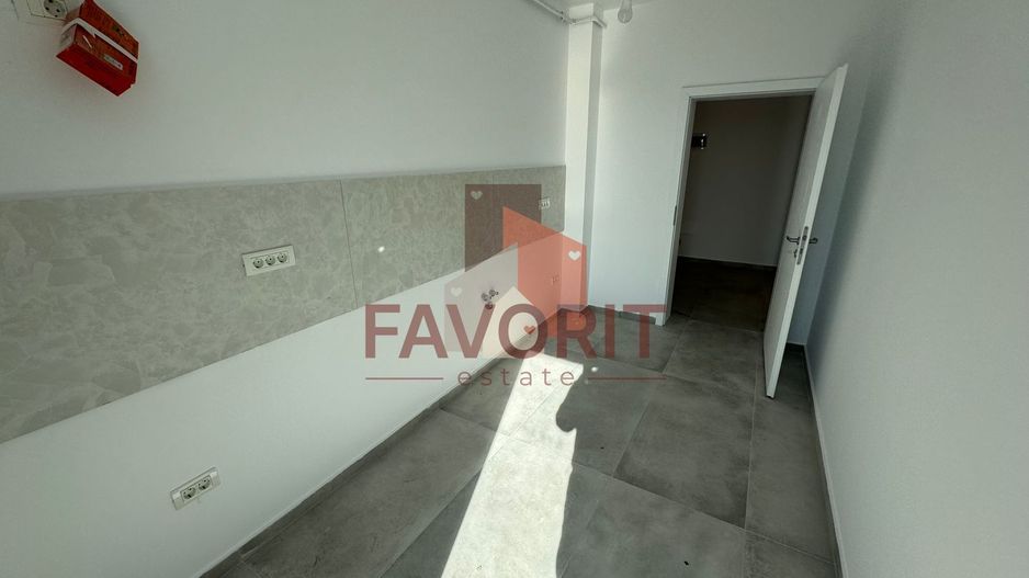 Bucatarie inchisa. 2 bai. Spatiu de depozitare in Pod. - Poză 2
