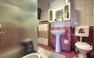Tractoru, zonă liniștită de case, apartament spațios 3 camere cu garaj - Poză 12