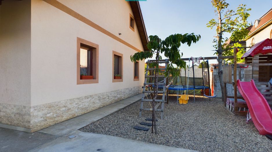 Vilă cu mansardă de vânzare în Bujac - Poză 3